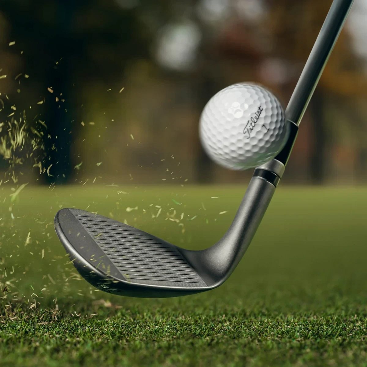 Vokey SM11 fleygjárn slær bolta af grasi
