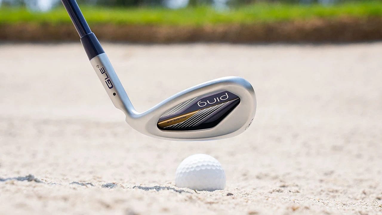 Ping G Le4 sandjárn við bolta í glompu