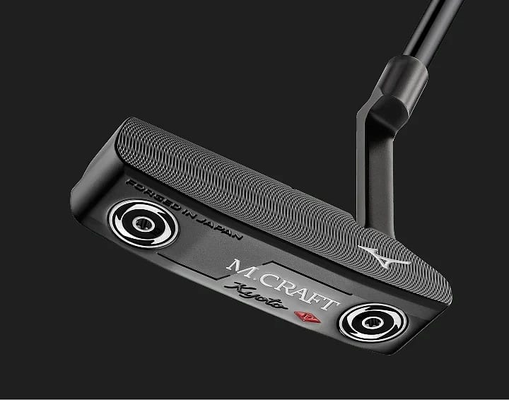 Mizuno M.CRAFT Kyoto pútter með plumber hálsi í Grey Ion áferð, séður neðan frá