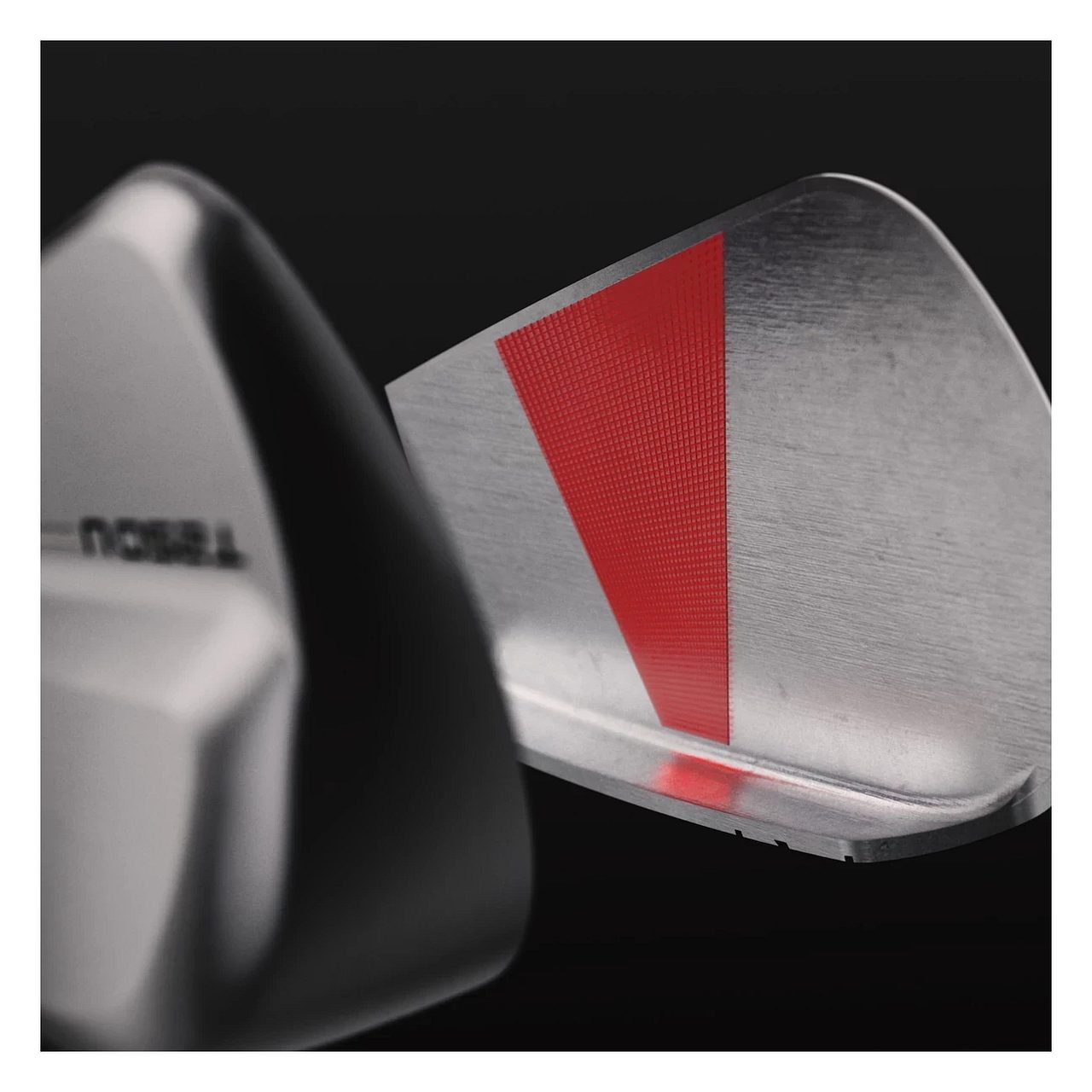 Bakhlið höggflatar Titleist T250 utility, V-laga svæði sýnt rautt