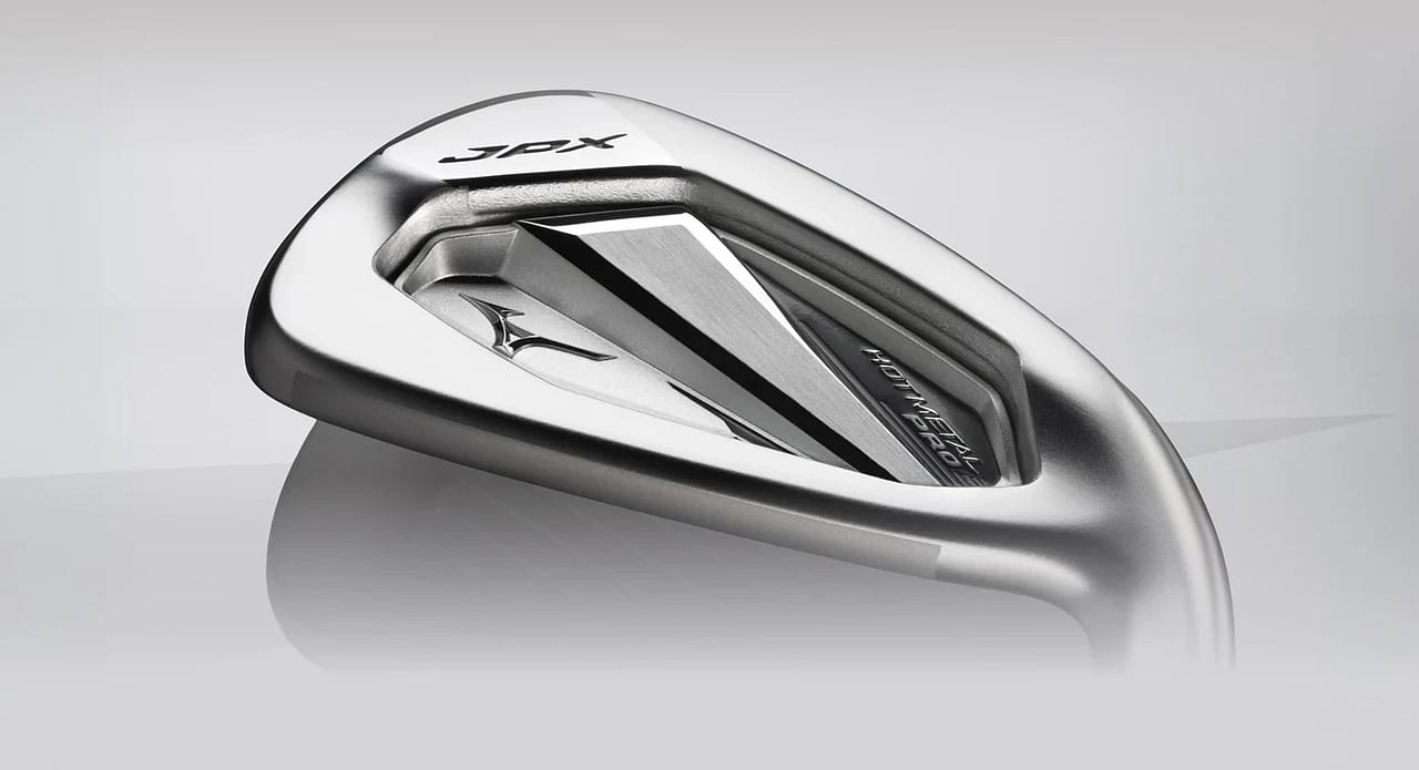 Mizuno JPX925 Hot Metal Pro járn séð skáhallt aftan frá, með sólann og bakið í forgrunni