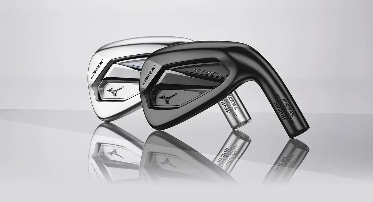 Tvö Mizuno JPX925 Hot Metal járn, annað í Satin Chrome áferð og hitt í svartri Black Ion áferð