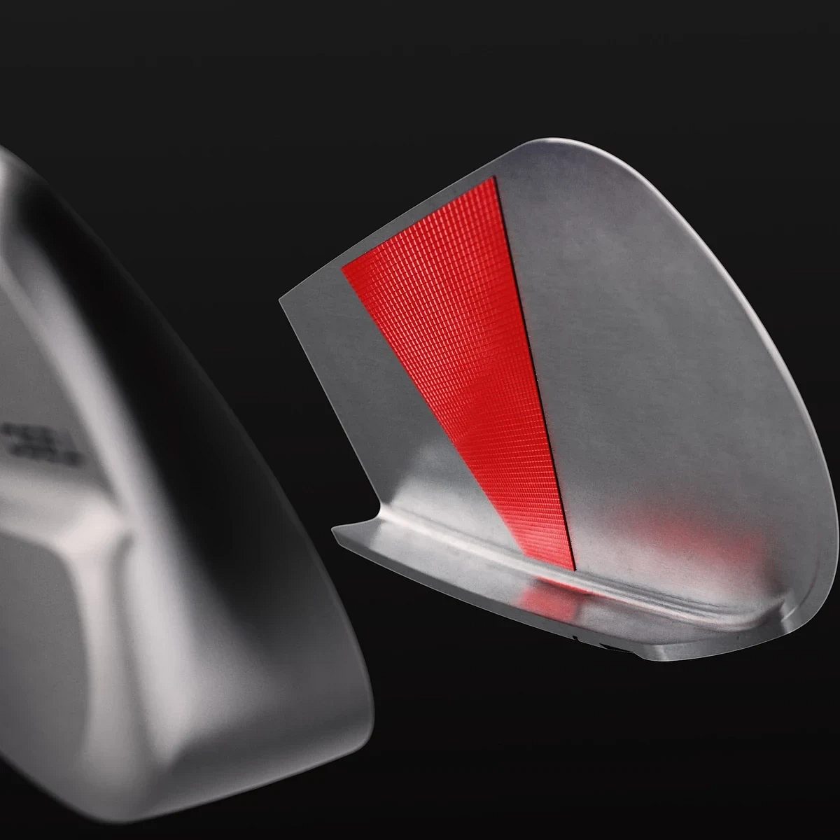 Höggflötur Titleist T250 járns losaður frá hausnum, V-laga svæði á bakhlið hans sýnt rautt