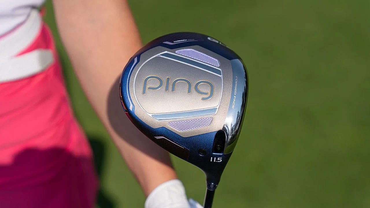 Kylfingur heldur á Ping G Le4 driver
