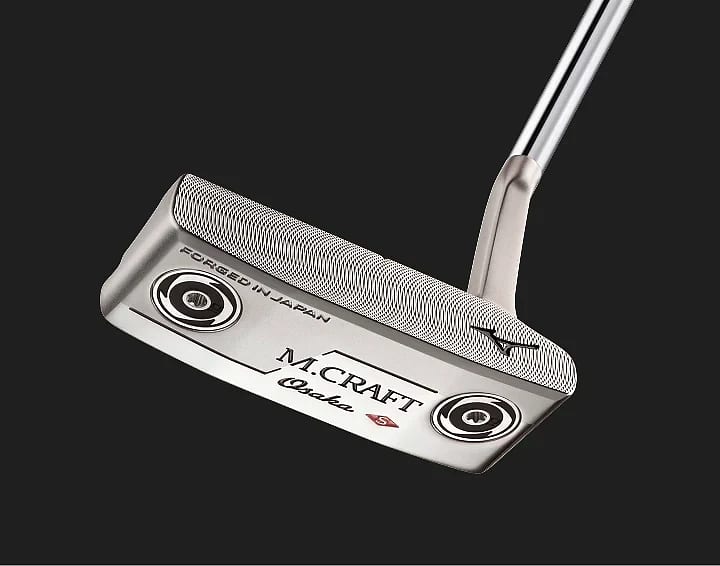 Mizuno M.CRAFT Osaka pútter með slant hálsi í Nickel áferð, séður neðan frá