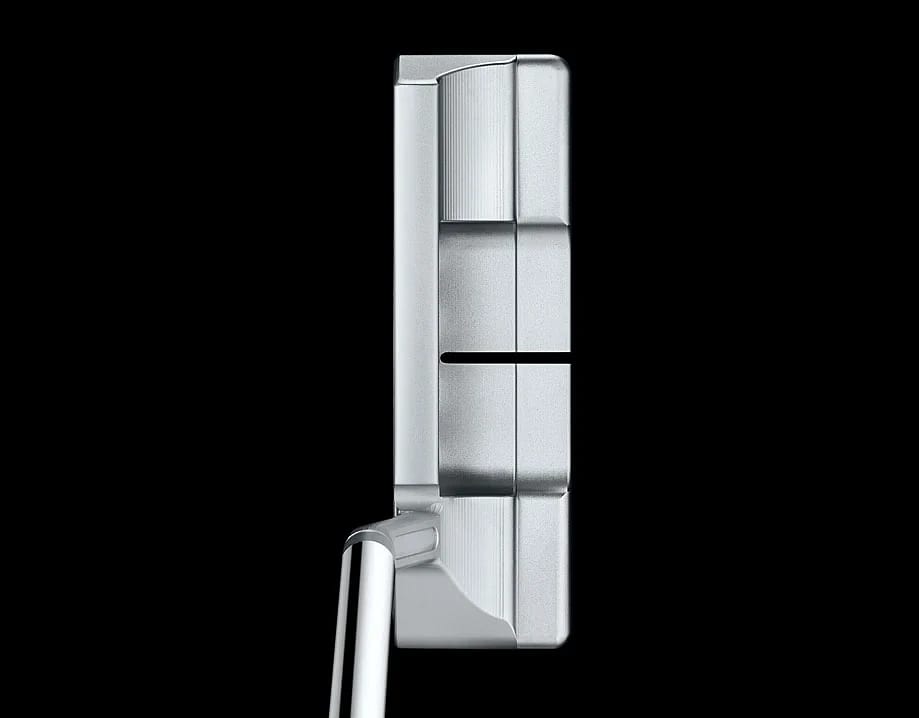 Scotty Cameron Studio Style Newport 2.5 Plus pútter séður ofan frá, eins og þegar staðið er yfir boltanum
