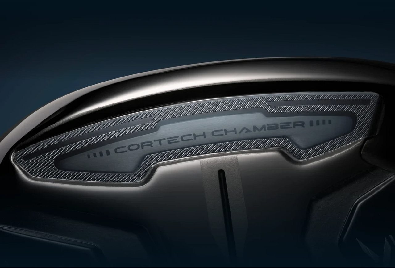 Nærmynd af sóla Mizuno JPX ONE kylfu með áletruninni CORTECH CHAMBER