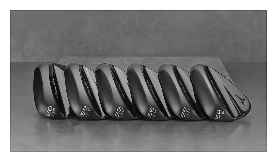 Mizuno Pro T-1 fleygjárn í röð, séð frá sólanum
