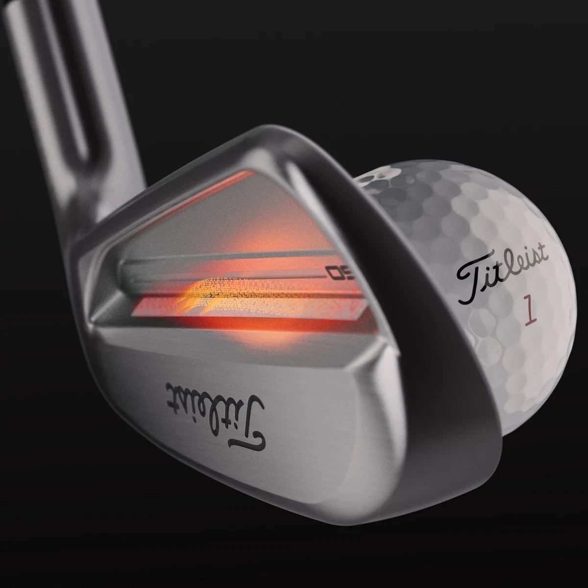 Titleist T150 járn í snertingu við bolta, raufin í bakinu upplýst