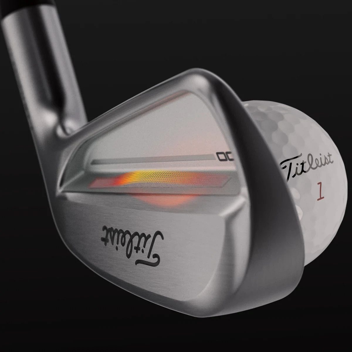 Titleist T100 járn í snertingu við bolta, raufin í bakinu upplýst