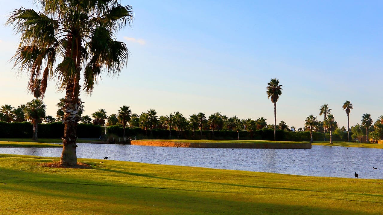 Los Moriscos golfvöllurinn við ströndina
