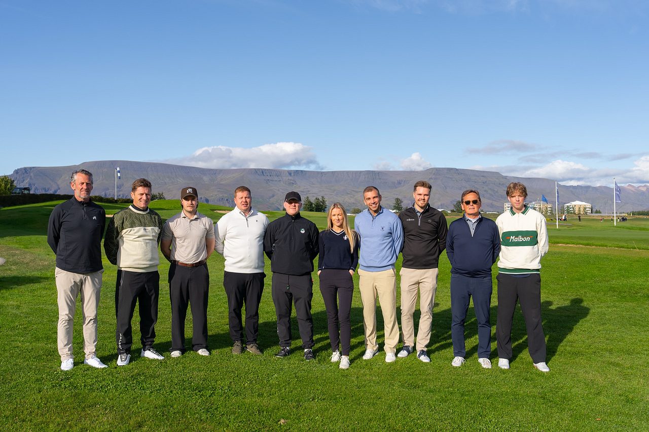 Starfsfólk Golfskálans saman á golfvellinum